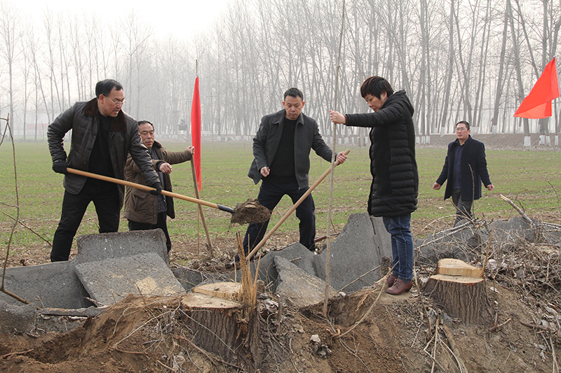 博農(nóng)集團(tuán)領(lǐng)導(dǎo)、基層黨政負(fù)責(zé)人等同志積極參加植樹活動(dòng)